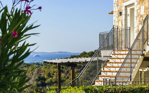 Baia Bianca Apartments Sardinia: Balcón, Inmuebles, Pretil, Villa, Eco Hotel, Escalera, Cerca, Porche, Mansión