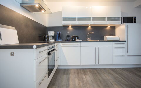 Blick Ins Grüne: Cocina, Mostrador, Aparato De Cocina, Electrodoméstico, Piso, Diseño De Interiores, Madera, Gabinetes, Suelo, Techo