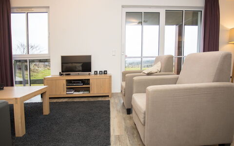 Blick Ins Grüne: Mueble, Piso, Diseño De Interiores, Suelo, Madera, Departamento, Sala, Habitación, Suelos De Madera, Techo