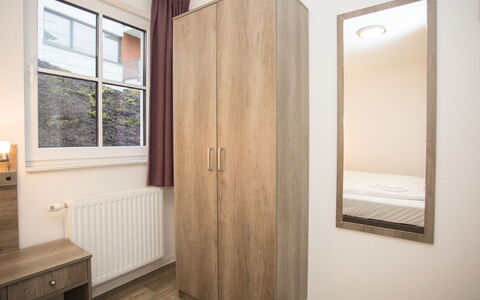 Blick Ins Grüne: Pared, Madera, Piso, Diseño De Interiores, Suelo, Mueble, Habitación, Cama, Habitación, Departamento