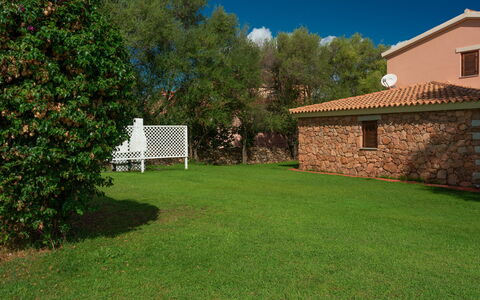 San Teodoro Apartments: Jardín, Sombra, Césped, Patio Interior, Piscina, Paisajismo, Yarda, Hacienda, Casa De Campo