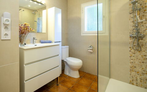 C&M: Asiento Del Baño, Baño, Baño, Piso, Arreglo De Tubería, Suelo, Pared, Diseño De Interiores, Mueble De Baño, Lavabo Del Baño