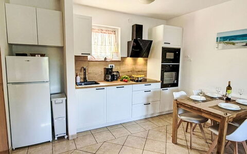 Mirta: Mueble, Aparato De Cocina, Cocina, Electrodoméstico, Piso, Mostrador, Diseño De Interiores, Madera, Suelo, Gabinetes