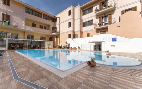 Cristal Blu Apartments In Santa Teresa Gallura: Piscina, Recurso, Barrio Residencial, Departamento, Asentamientos Humanos, Thermae, Hotel, Paraguas, Centro De Ocio, Balcón