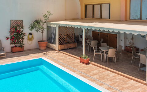 Cristal Blu Apartments In Santa Teresa Gallura: Piscina, Suelo, Piso, Mueble, Material Compuesto, Recurso, Mueble Para Exteriores, Sombra, Ocio, Eco Hotel