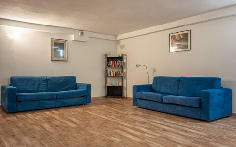 Cristal Blu Apartments In Santa Teresa Gallura: Mueble, Sofá, Piso, Suelo, Diseño De Interiores, Madera, Sala, Suelos De Madera, Habitación, Departamento