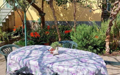 Casa Annalù With Garden, Wifi, Bogliasco: Mueble, Mesa, Silla, Mueble Para Exteriores, Manteles, Mesa Al Aire Libre, Sombra, Cocina Y Comedor Mesa, Jardín, Estructura Al Aire Libre