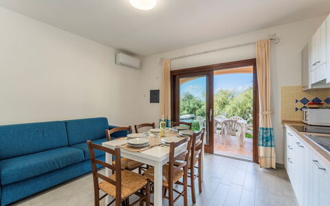 Apartment Sardinia Seaside Ac And Wifi: Cocina Y Comedor Mesa, Mueble Para Exteriores, Silla, Manchas De Madera, Sombra, Mesa Al Aire Libre, Madera Dura, Balcón, Eco Hotel, Villa