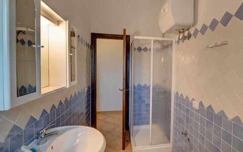 Apartment Sardinia Seaside Ac And Wifi: Piso, Suelo, Pared, Diseño De Interiores, Techo, Arreglo De Tubería, Habitación, Baño, Encendiendo, Loseta