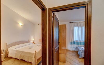 Appartamento Chiglia: Techo, Diseño De Interiores, Piso, Suelo, Departamento, Habitación, Cama, Marco De La Cama, Habitación, Manchas De Madera