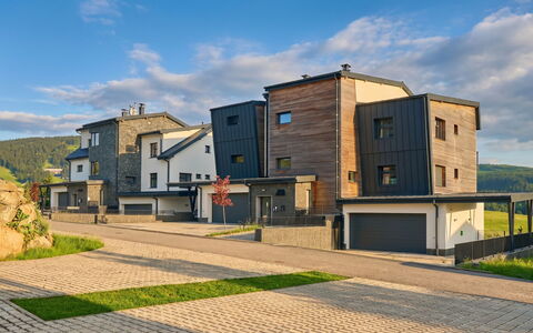 Loucna Pod Klínovcem 176: Cielo, Barrio Residencial, Casa, Pendiente, Vía Muerta, Entrada De Coches, Suburbio