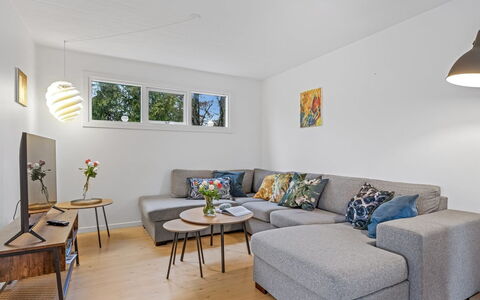Runhild - 450M from the Sea: Mueble, Diseño De Interiores, Sofá, Piso, Suelo, Pared, Sala, Habitación, Madera, Mesa