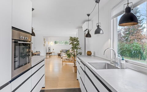 Runhild - 450M from the Sea: Piso, Diseño De Interiores, Cocina, Madera, Techo, Mostrador, Suelo, Lámpara, Mueble, Encendiendo