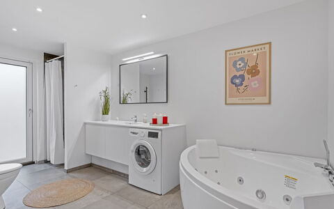 Runhild - 450M from the Sea: Piso, Diseño De Interiores, Suelo, Techo, Arreglo De Tubería, Encendiendo, Habitación, Baño, Grifo, Plomería