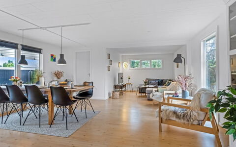 Runhild - 450M from the Sea: Piso, Diseño De Interiores, Madera, Suelo, Mueble, Suelos De Madera, Techo, Casa, Sala, Encendiendo