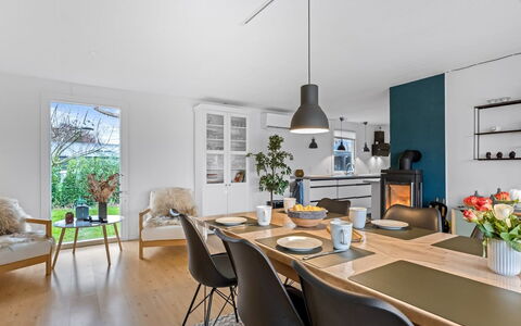Runhild - 450M from the Sea: Mueble, Diseño De Interiores, Silla, Piso, Pared, Lámpara, Comedor, Cocina Y Comedor Mesa, Techo, Mesa