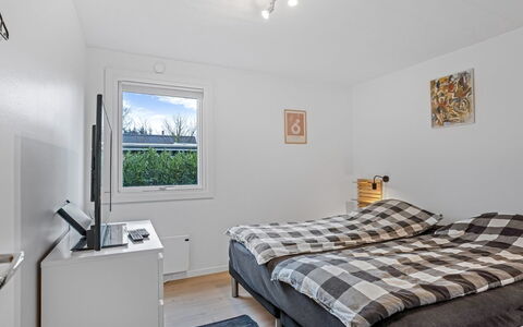 Runhild - 450M from the Sea: Pared, Madera, Mueble, Diseño De Interiores, Habitación, Departamento, Suelo, Casa, Cama, Techo