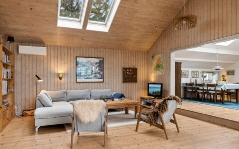 Akule - 6Km from the Sea: Mueble, Diseño De Interiores, Sofá, Piso, Madera, Techo, Sala, Suelo, Habitación, Suelos De Madera