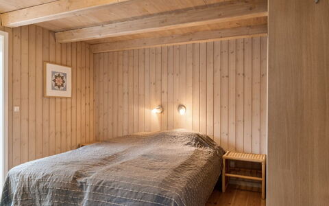 Akule - 6Km from the Sea: Piso, Suelo, Pared, Diseño De Interiores, Madera, Techo, Habitación, Cama, Habitación, Mueble