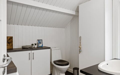 Akule - 6Km from the Sea: Pared, Arreglo De Tubería, Piso, Suelo, Diseño De Interiores, Lavabo, Baño, Techo, Grifo, Plomería