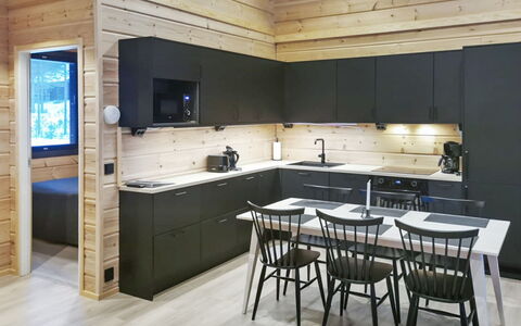 Villa Korpi: Madera, Cocina, Piso, Diseño De Interiores, Mueble, Suelos De Madera, Mostrador, Techo, Suelo, Casa