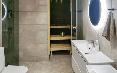Villa Korpi: Baño, Piso, Diseño De Interiores, Suelo, Arreglo De Tubería, Baño, Lavabo Del Baño, Asiento Del Baño, Mueble De Baño, Lavabo