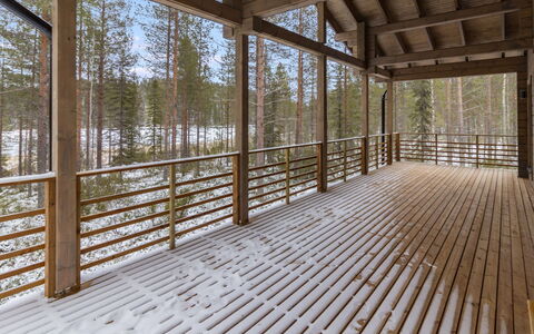 Villa Korpi: Madera, Madera Dura, Suelos De Madera, Tablón, Cubierta, Material Natural, Porche, Manchas De Madera, Maderas, La Luz Del Día