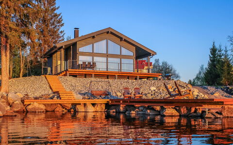 Lakeside Villa: Cama, Mueble, Habitación, Diseño De Interiores, Lecho, Sábana, Piso, Madera, Suelo, Habitación