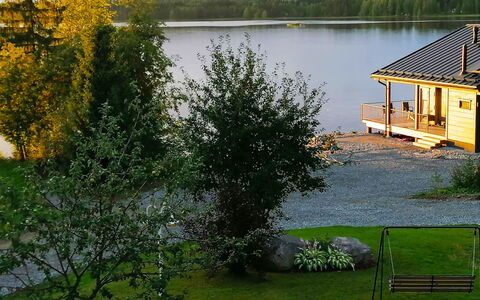 Lakeside Villa: Cama, Mueble, Habitación, Diseño De Interiores, Lecho, Sábana, Piso, Madera, Suelo, Habitación