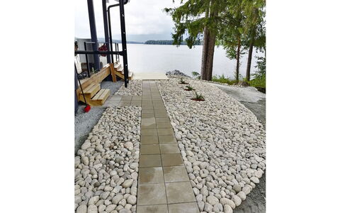 Lakeside Villa: Cama, Mueble, Habitación, Diseño De Interiores, Lecho, Sábana, Piso, Madera, Suelo, Habitación