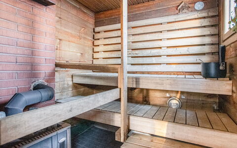 Mänty-Linna: Mueble, Diseño De Interiores, Piso, Suelo, Mesa, Techo, Cocina Y Comedor Mesa, Encendiendo, Silla, Casa
