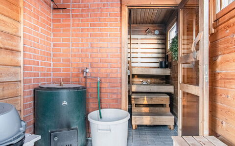 Mänty-Linna: Mueble, Diseño De Interiores, Piso, Suelo, Mesa, Techo, Cocina Y Comedor Mesa, Encendiendo, Silla, Casa