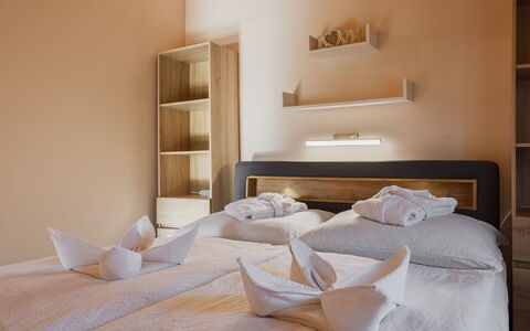 Hullám: Cama, Diseño De Interiores, Mueble, Habitación, Lecho, Pared, Sábana, Suelo, Madera, Habitación