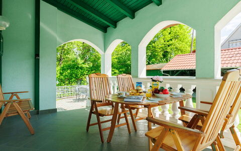 Green House: Mueble, Mueble Para Exteriores, Porche, Silla, Sombra, Techo, Eco Hotel, Manchas De Madera, Recurso, Mesa Al Aire Libre