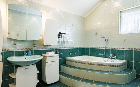 Green House: Arreglo De Tubería, Diseño De Interiores, Baño, Piso, Lavabo, Bañera, Lavabo Del Baño, Grifo, Suelo, Plomería
