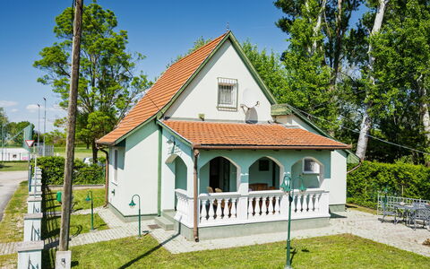 Green House: Casa, Techo, Casa, Cabaña, Porche, Césped, Inmuebles, Yarda, Vía Muerta, Casa De Campo