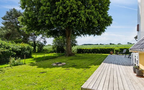 Jelko - 375M from the Sea: Casa, Techo, Casa, Cabaña, Arbusto, Cobertura Del Suelo, Inmuebles, Casa De Campo, Vía Muerta, Edificios Del Jardín