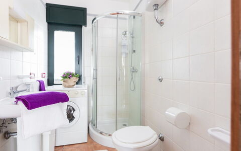 Appartamento Lido Specchiolla: Baño, Arreglo De Tubería, Diseño De Interiores, Piso, Suelo, Baño, Lavabo Del Baño, Lavabo, Plomería, Asiento Del Baño