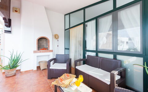 Appartamento Lido Specchiolla: Mueble, Diseño De Interiores, Piso, Suelo, Techo, Habitación, Silla, Sala, Manchas De Madera
