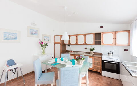 Appartamento Lido Specchiolla: Mueble, Diseño De Interiores, Piso, Cocina, Suelo, Habitación, Mesa, Encendiendo, Silla, Casa