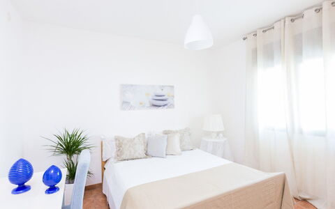 Appartamento Lido Specchiolla: Mueble, Cama, Diseño De Interiores, Habitación, Pared, Suelo, Piso, Madera, Lecho, Sábana