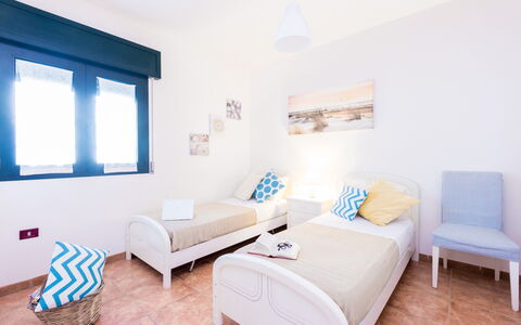 Appartamento Lido Specchiolla: Casa, Departamento, Suelo, Habitación, Cama, Hotel, Lecho, Planta De Casa, Sábana, Marco De La Cama