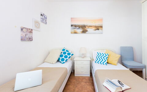 Appartamento Lido Specchiolla: Mueble, Diseño De Interiores, Suelo, Piso, Habitación, Departamento, Almohada, Arrojar La Almohada, Habitación, Cama