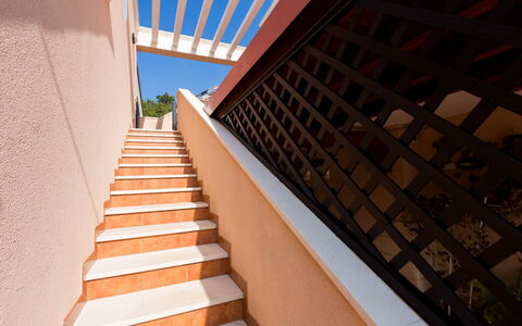 Appartamento Lido Specchiolla: Madera, Material Compuesto, Manchas De Madera, Pretil, La Luz Del Día, Escalera, Balcón