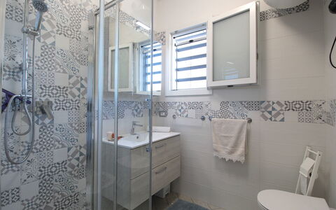 Villetta Elena, Ac, Wifi, Lido Degli Scacchi: Piso, Suelo, Arreglo De Tubería, Diseño De Interiores, Baño, Loseta, Plomería, Habitación, Lavabo, Techo