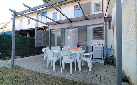 Villetta Elena, Ac, Wifi, Lido Degli Scacchi: Casa, Sombra, Toldo, Balcón, Yarda, Silla, Porche, Estructura Al Aire Libre, La Luz Del Día, Cubierta