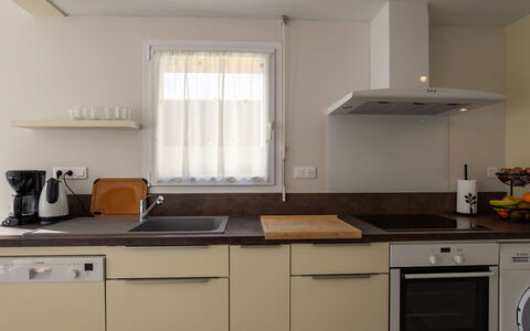 Villa de la Paix: Aparato De Cocina, Cocina, Mostrador, Electrodoméstico, Mueble, Diseño De Interiores, Gabinetes, Estufa De Cocina, Madera, Fregadero
