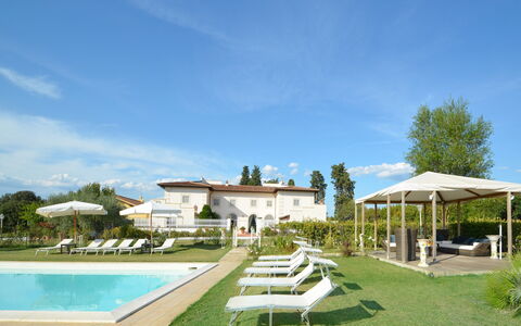 Villa Yvonne: Piscina, Recurso, Mueble Para Exteriores, Jardín, Sunlounger, Césped, Paisajismo, Yarda, Sombra, Silla