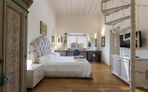 Villa Yvonne: Mueble, Diseño De Interiores, Cama, Piso, Pared, Habitación, Suelo, Techo, Madera, Habitación