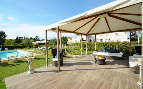 Villa Yvonne: Madera, Mueble Para Exteriores, Piso, Sombra, Jardín, Kiosko, Suelo, Mueble, Estructura Al Aire Libre, Pabellón